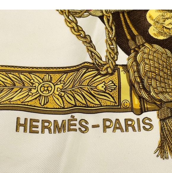 100%Authentic Hermes Carré 90 GRAND UNIFORME Ivory x Gold Silk Scarf W/Box - Picture 8 of 12